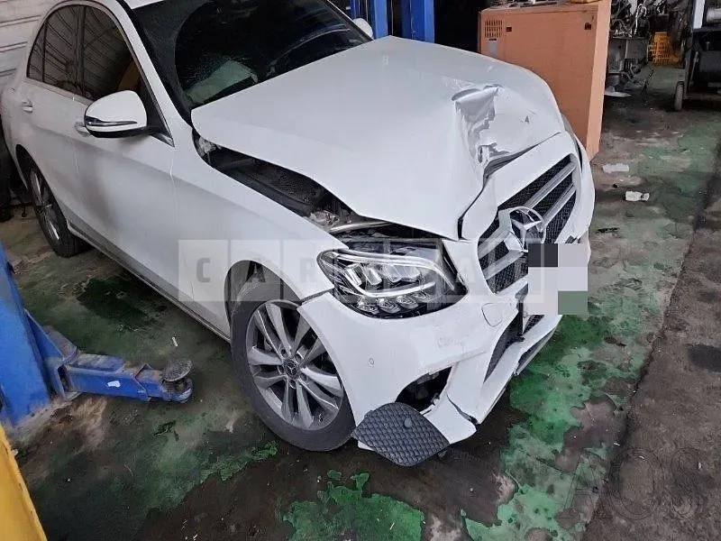 Photo 2 of 8: 2019 Mercedes-Benz C220 d, VIN WDDWF1EB1KR432903 — Korean insurance auction