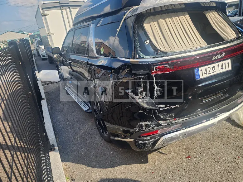 Photo 2 of 17: 2023 Kia Carnival — Korean insurance auction
