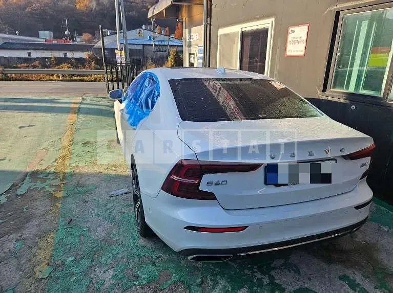 Photo 2 of 31: 2021 Volvo S60 B5 — Korean insurance auction