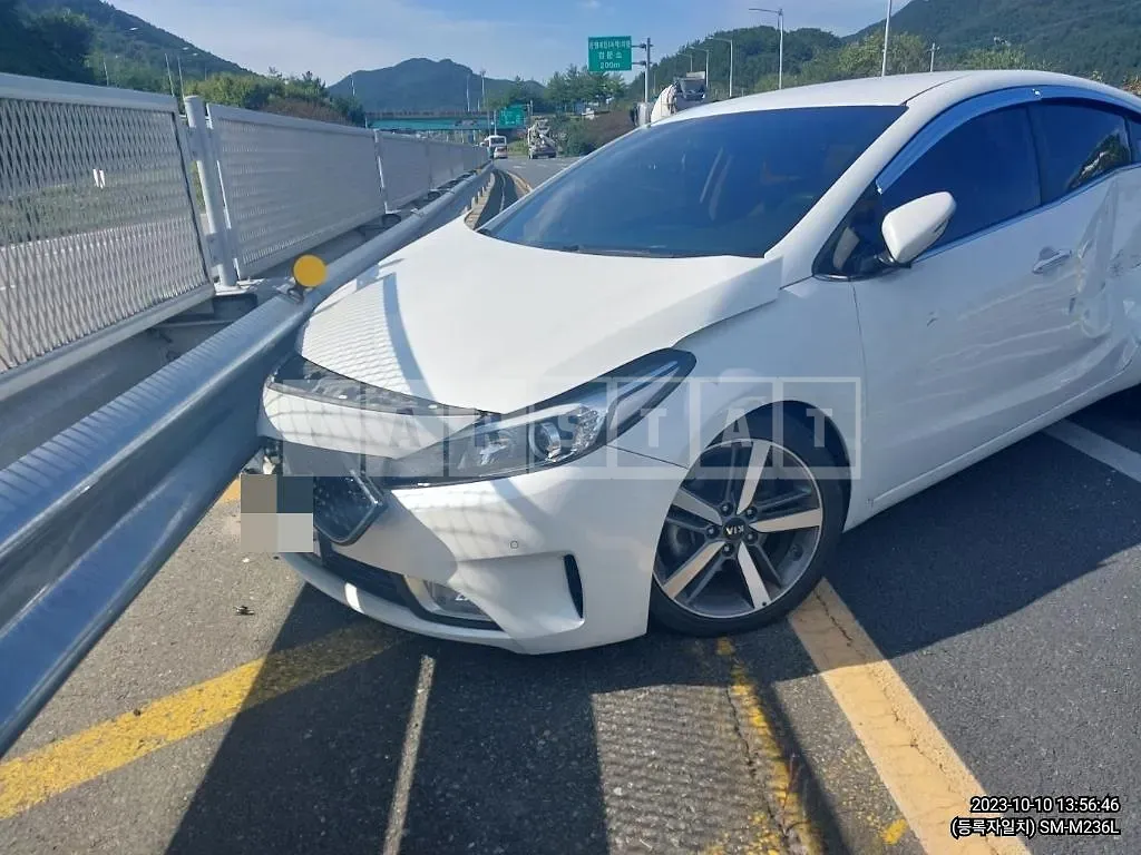 Photo 2 of 4: 2016 Kia K3 1.6, VIN KNAFZ412BGA605124 — Korean insurance auction