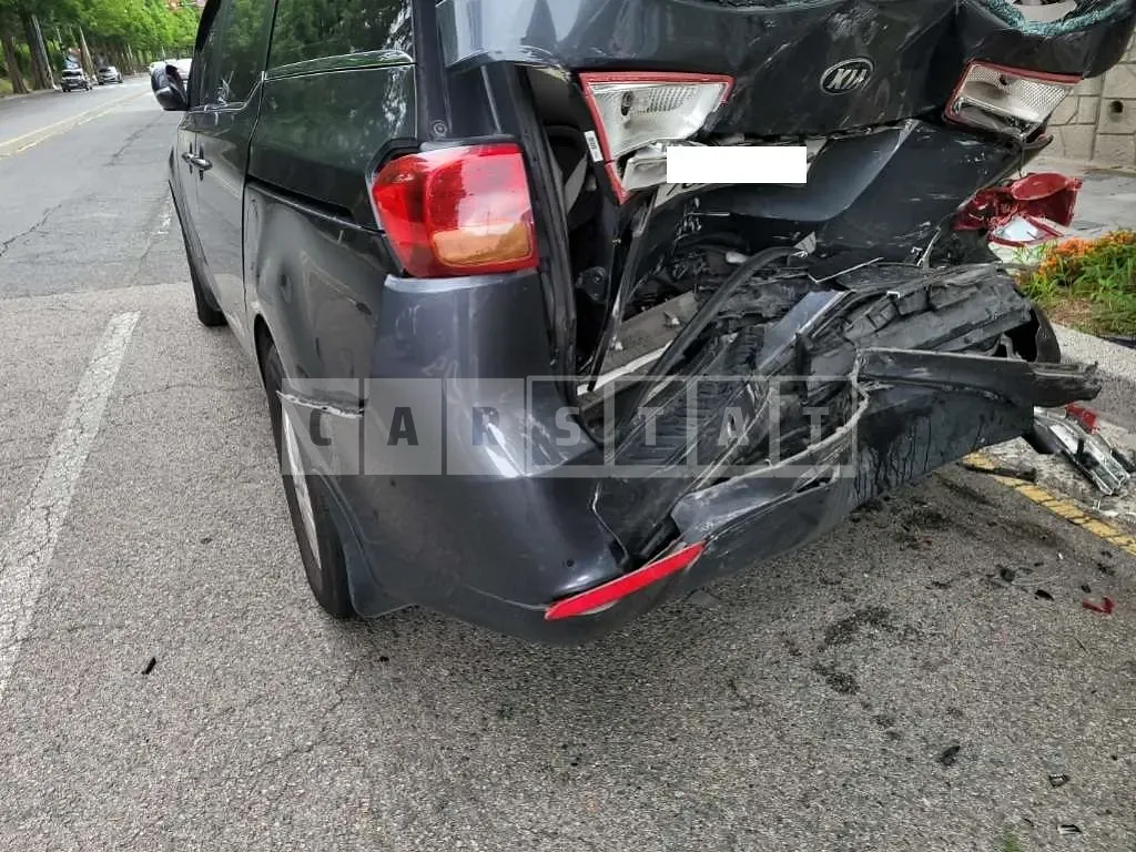 Photo 2 of 18: 2017 Kia Carnival, VIN KNHMF37ABHS261120 — Korean insurance auction