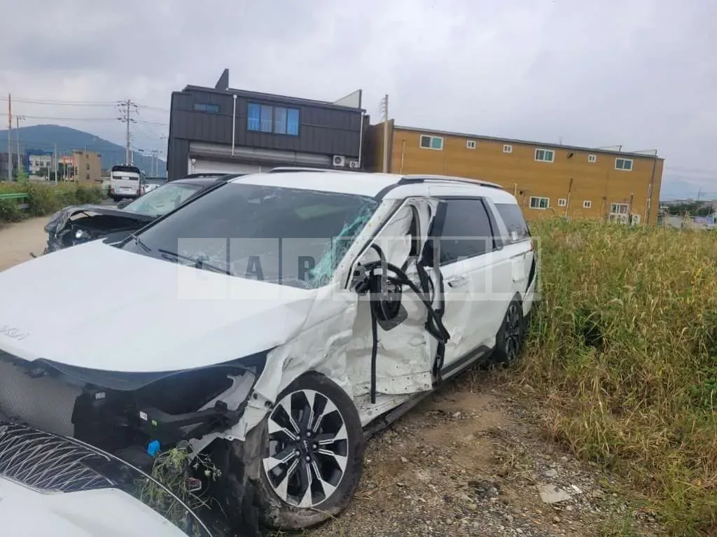 Photo 2 of 10: 2023 Kia Carnival Limousine, VIN KNANE813BPS277172 — Korean insurance auction