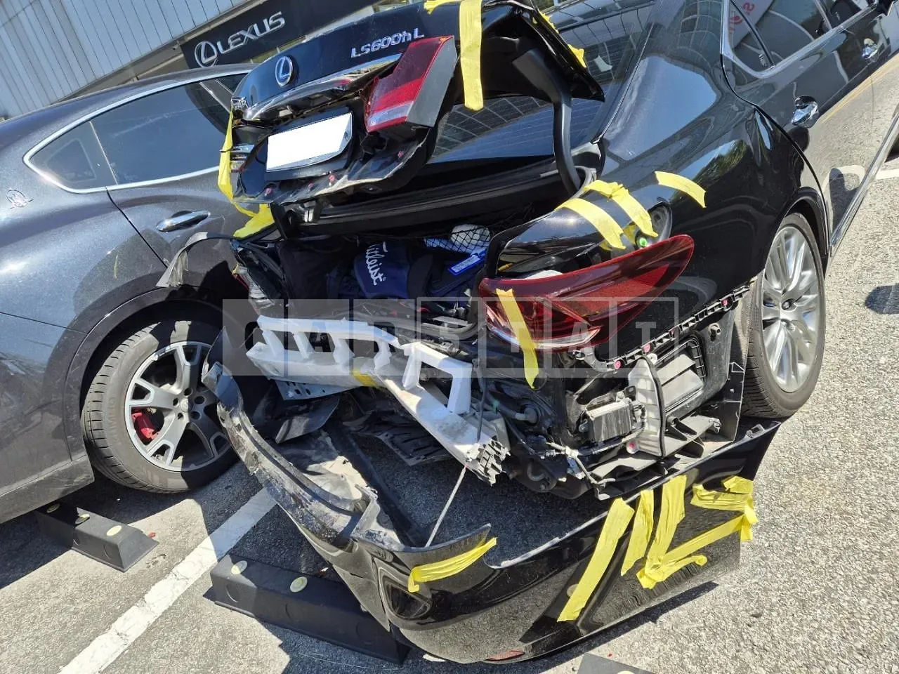 Photo 2 of 11: 2015 Lexus LS600HL, VIN JTHDU1EF2F5018695 — Korean insurance auction