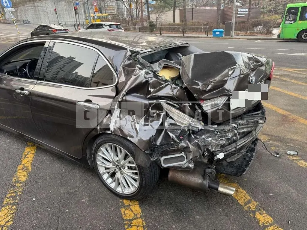 Photo 2 of 17: 2018 Toyota Camry Hybrid — Korean insurance auction