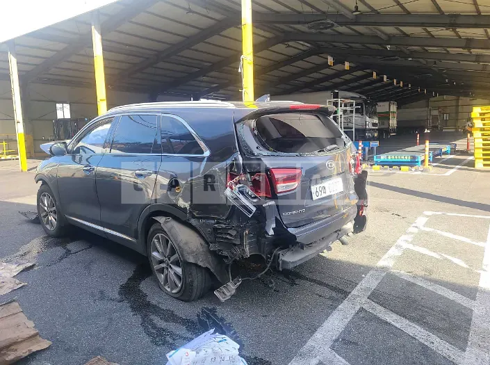 Photo 2 of 12: 2017 Kia Sorento, VIN KNAPH81ABHA275648 — Korean insurance auction