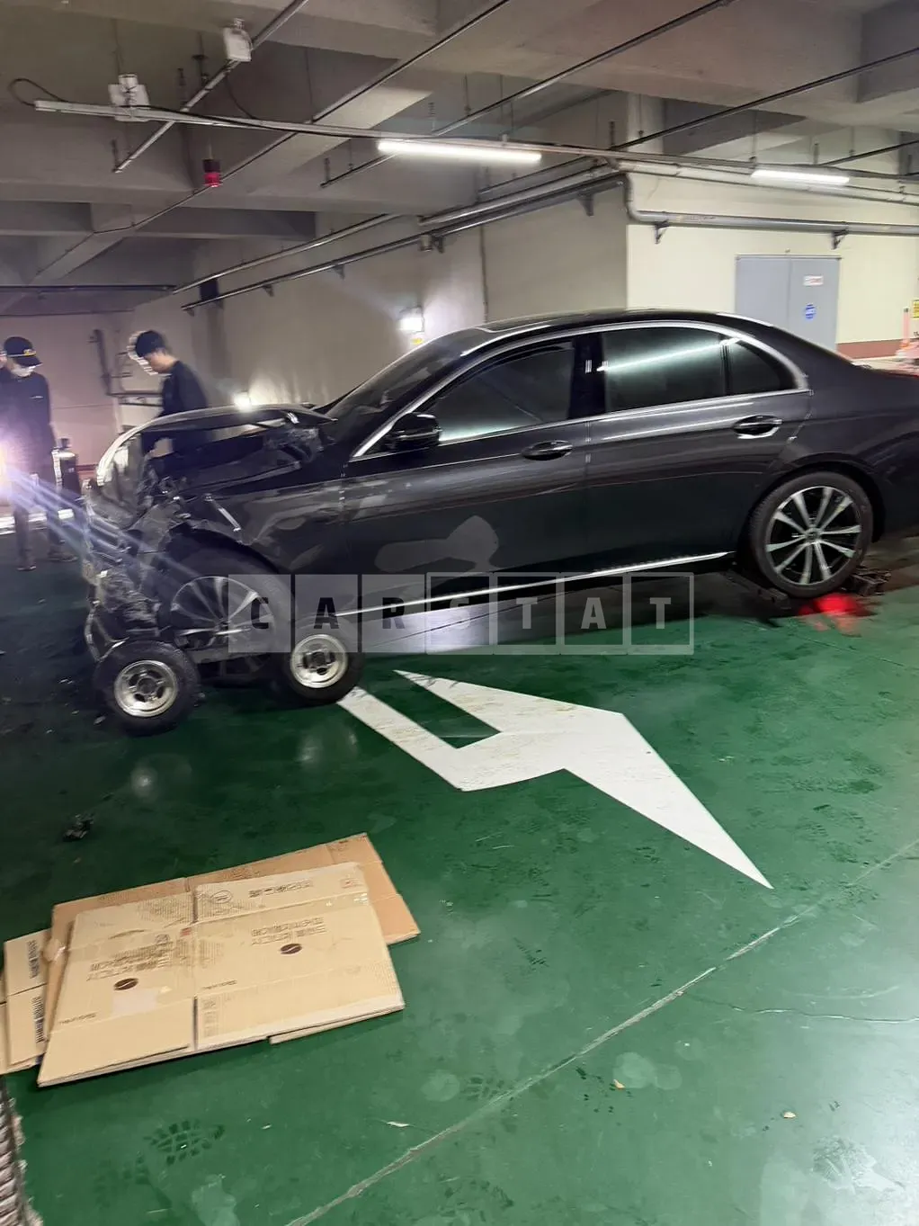 Photo 2 of 11: 2021 Mercedes-Benz E300e 4Matic, VIN W1KZF5EB6MA960054 — Korean insurance auction