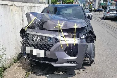 Photo 1 of 13: 2018 Hyundai Santa Fe, VIN KMHS381CDKU031052 — Korean insurance auction