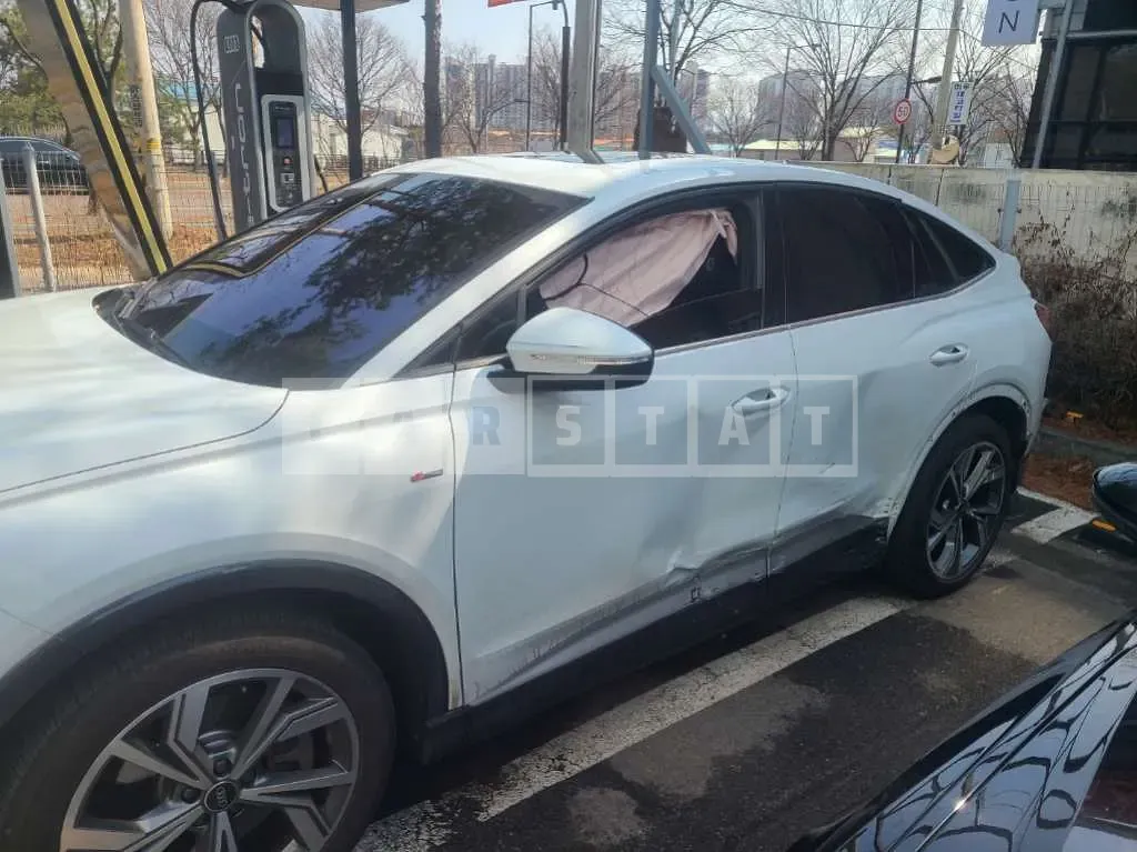 Photo 2 of 39: 2022 Audi Q4 Sportback e-tron 40 — Korean insurance auction