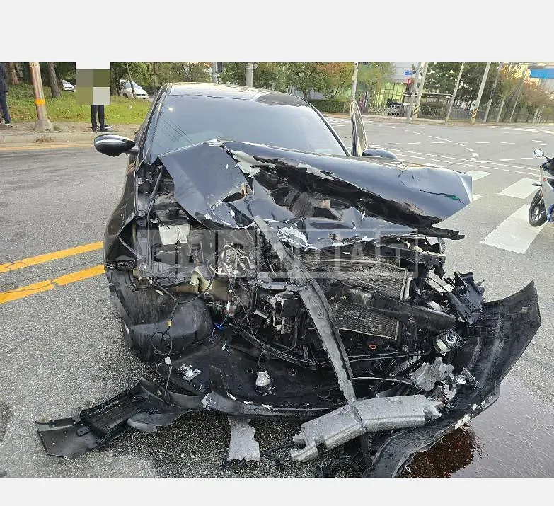 Photo 2 of 4: 2017 Kia K5 — Korean insurance auction