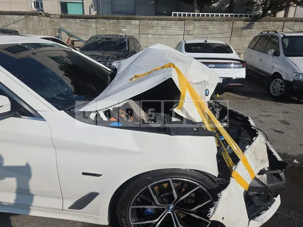 Photo 2 of 24: 2022 BMW 530e, VIN WBA51AG0XNCJ75910 — Korean insurance auction