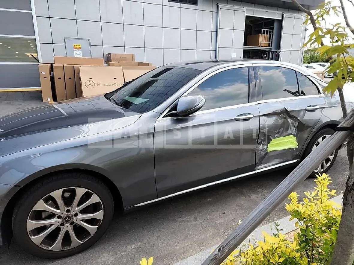 Photo 2 of 10: 2019 Mercedes-Benz E220 d — Korean insurance auction