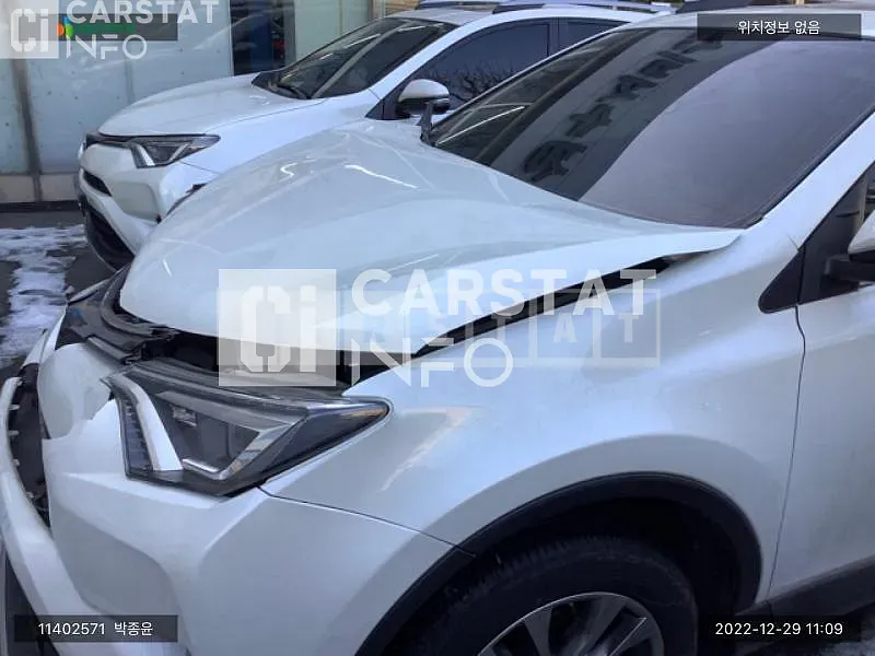 Photo 2 of 13: 2018 Toyota RAV4, VIN JTMYFREV2JD117728 — Korean insurance auction