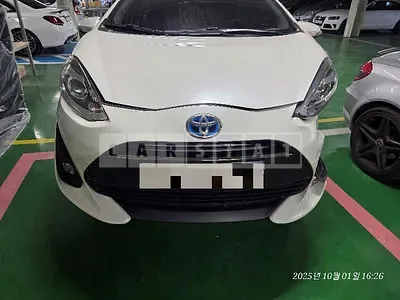 Photo 1 of 12: 2018 Toyota Prius C — Korean insurance auction