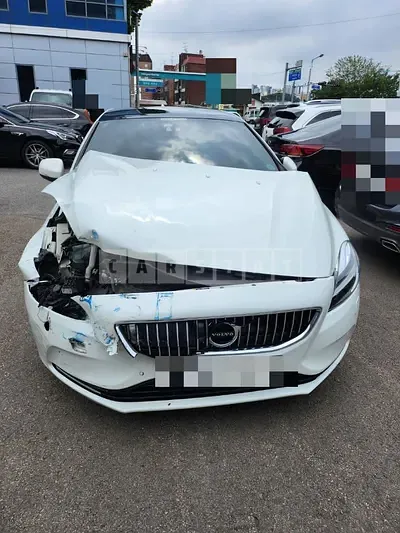 Photo 1 of 15: 2016 Volvo V40 D4, VIN YV1MVA8KDH2378496 — Korean insurance auction