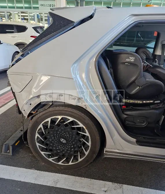 Photo 2 of 16: 2022 Hyundai Modern Ionic 5 — Korean insurance auction