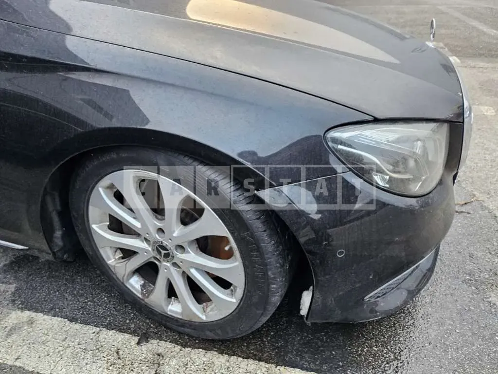 Photo 2 of 17: 2019 Mercedes-Benz E300 4Matic, VIN WDDZF4KB0KA672297 — Korean insurance auction