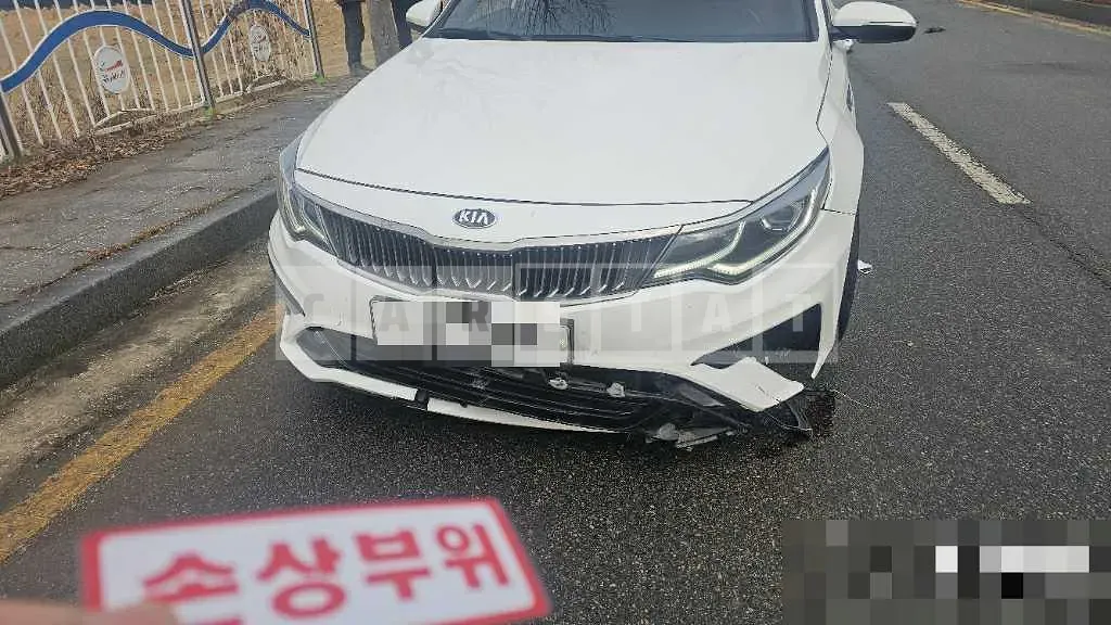 Photo 2 of 17: 2018 Kia K5 — Korean insurance auction
