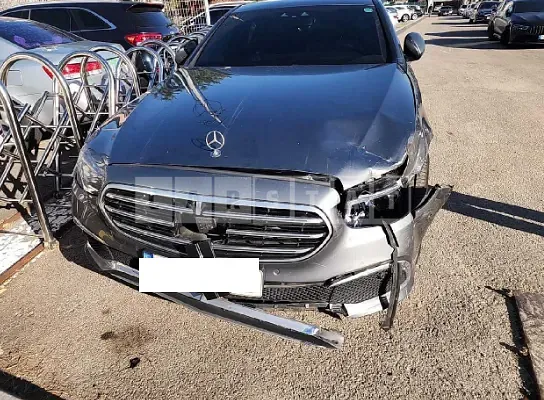 Photo 2 of 45: 2022 Mercedes-Benz E250, VIN W1KZF4FB2NB008270 — Korean insurance auction