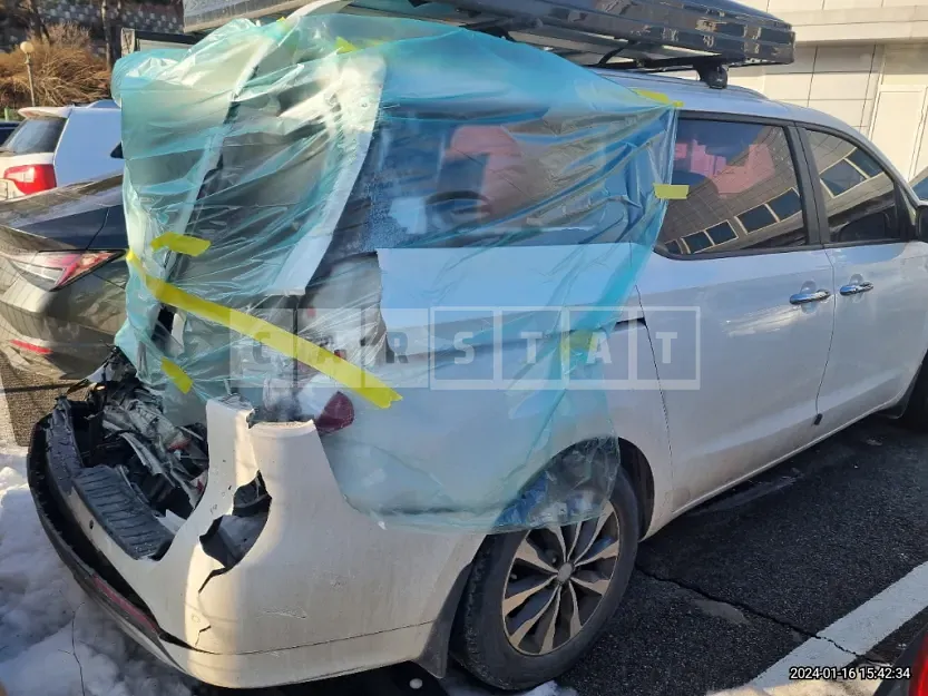 Photo 2 of 26: 2017 Kia Carnivals, VIN KNAMB81ABJS360022 — Korean insurance auction