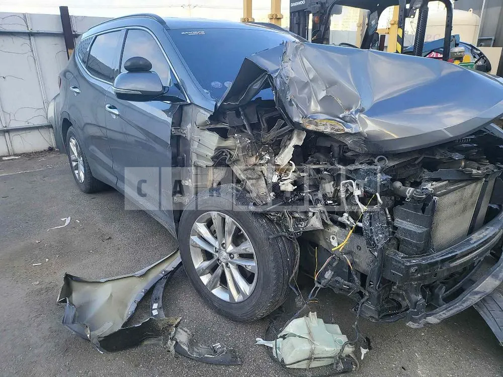 Photo 2 of 7: 2016 Hyundai Santa Fe 2.0 (4WD), VIN KMHSW81UDGU646483 — Korean insurance auction
