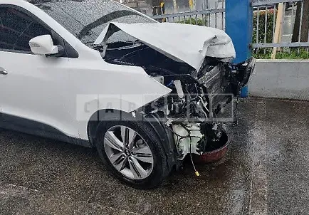 Photo 2 of 12: 2015 Hyundai Tucson, VIN KMHJU81VDFU953805 — Korean insurance auction