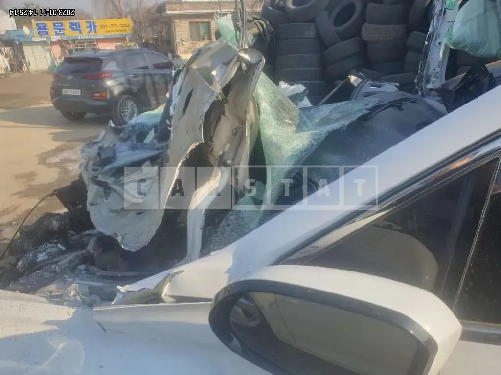 Photo 2 of 25: 2019 Hyundai Santa Fe, VIN KMHS281BDKU078201 — Korean insurance auction