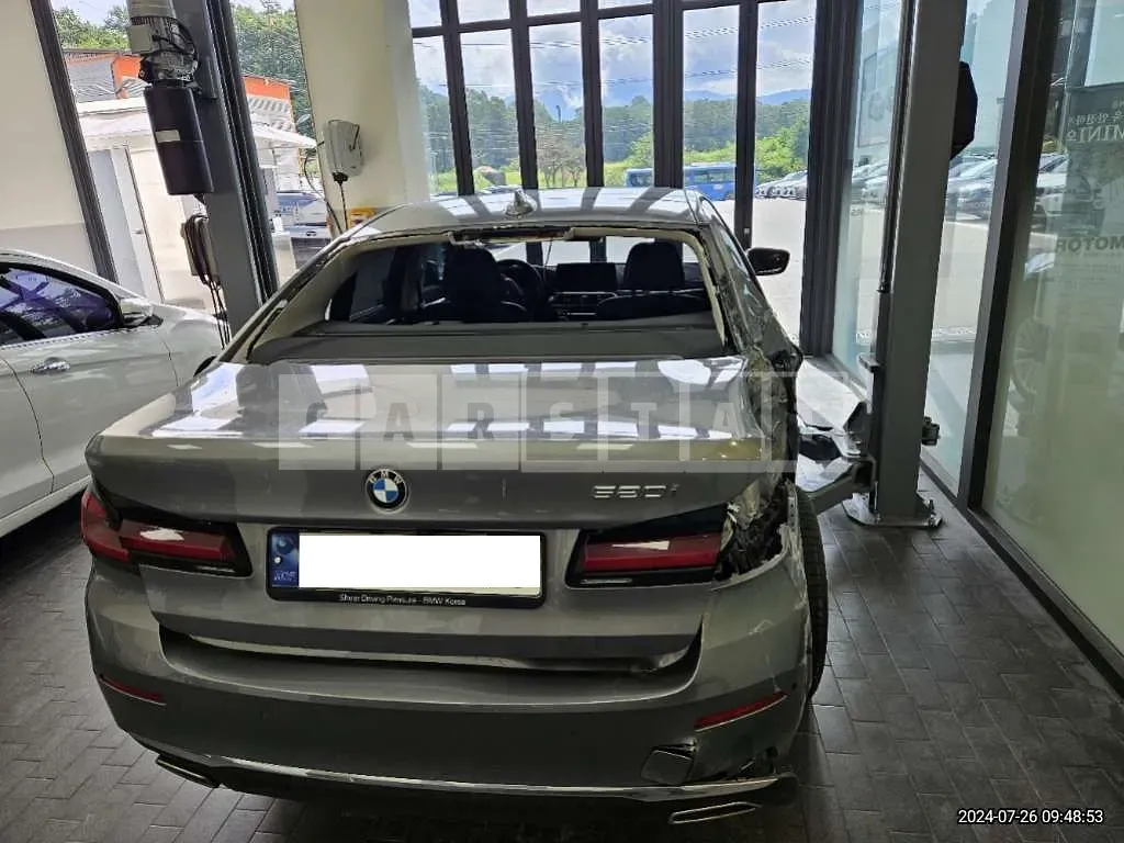 Photo 2 of 14: 2023 BMW 520i — Korean insurance auction
