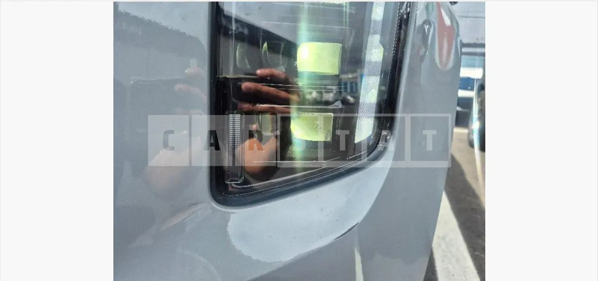 Photo 2 of 3: 2025 Kia (parts) Carnival Hi-Limousine Headlamp — Korean insurance auction
