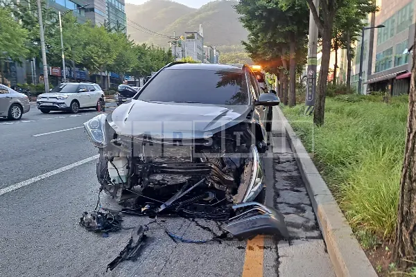 Photo 3 of 3: 2018 Hyundai Santa Fe, VIN KMHSW81UBJU850347 — Korean insurance auction