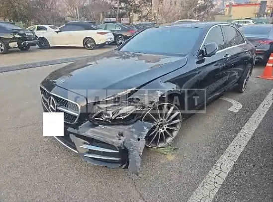 Photo 2 of 4: 2017 Mercedes-Benz E 300 4Matic — Korean insurance auction