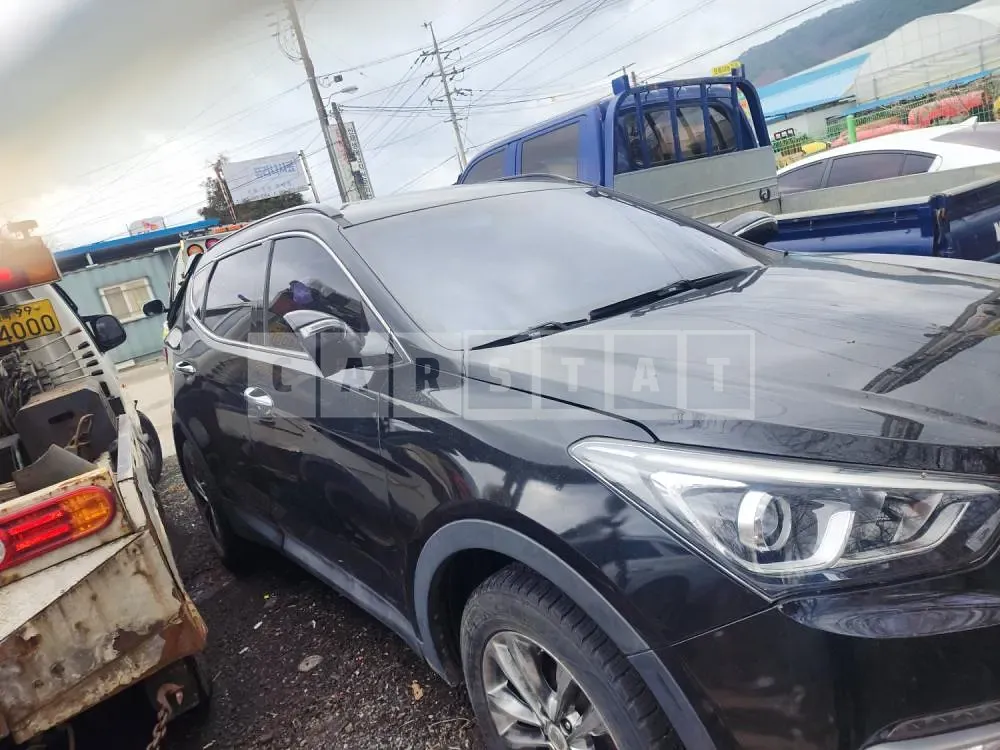 Photo 2 of 17: 2017 Hyundai Santa Fe, VIN KMHSW81UBJU827590 — Korean insurance auction