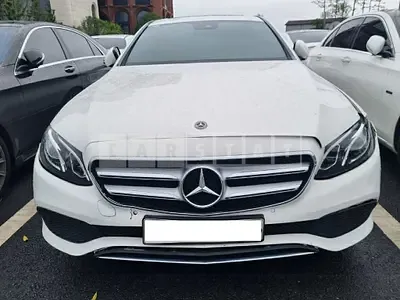 Photo 1 of 31: 2018 Mercedes-Benz E 200, VIN WDDZF4CB1JA412858 — Korean insurance auction