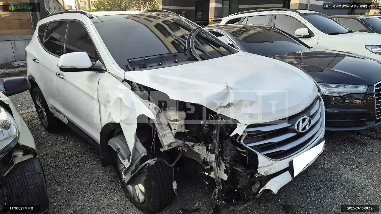Photo 2 of 9: 2017 Hyundai Santa Fe, VIN KMHSW81UDHU722893 — Korean insurance auction