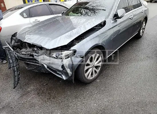 Photo 2 of 16: 2019 Mercedes-Benz E220d, VIN WDDZF0EB8KA618055 — Korean insurance auction
