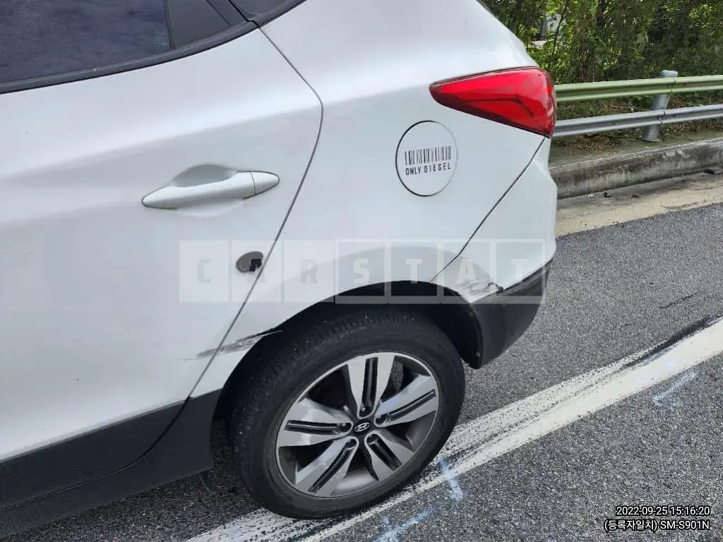 Photo 2 of 7: 2015 Hyundai Tucson, VIN KMHJT81VBFU080803 — Korean insurance auction