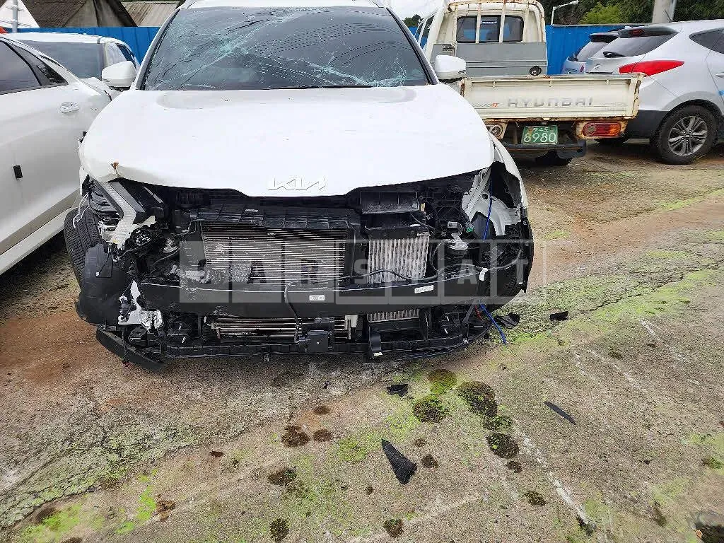 Photo 2 of 9: 2023 Kia Sportage, VIN KNAPV81BGRK241710 — Korean insurance auction