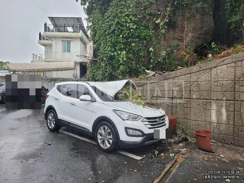 Photo 2 of 6: 2014 Hyundai Santa Fe, VIN KMHSW81UBFU362693 — Korean insurance auction