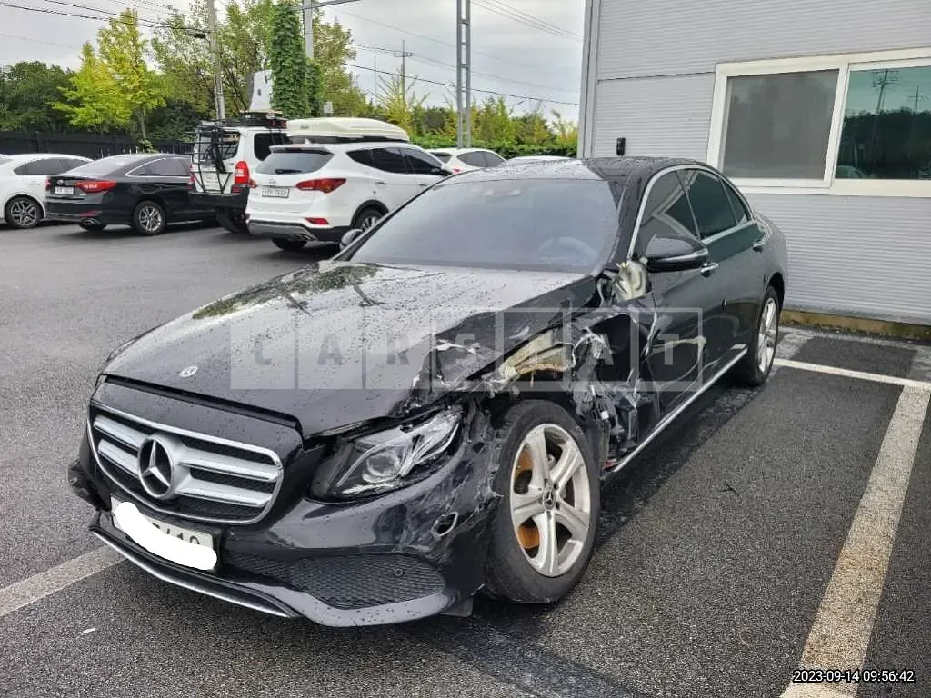 Photo 2 of 8: 2018 Mercedes-Benz E220d, VIN WDDZF0EB7JA409856 — Korean insurance auction