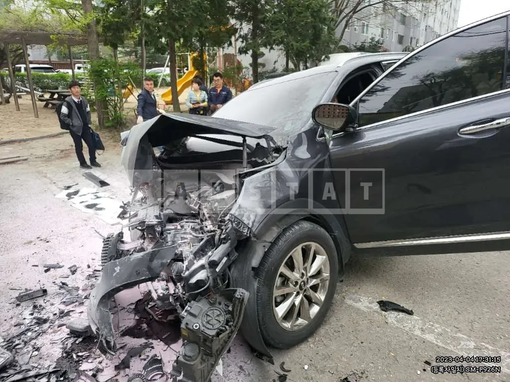 Photo 2 of 6: 2017 Kia Sorento, VIN KNAPH81ADHA339973 — Korean insurance auction
