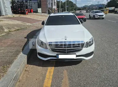 Photo 1 of 23: 2017 Mercedes-Benz E220d — Korean insurance auction