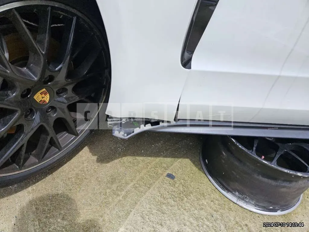 Photo 2 of 50: 2018 Porsche Panamera 4S — Korean insurance auction