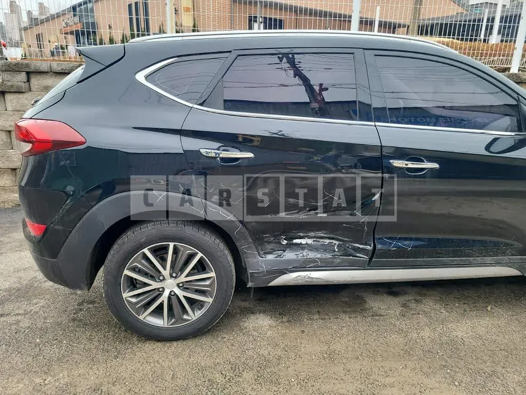 Photo 2 of 21: 2017 Hyundai Tucson, VIN KMHJ5815GHU396557 — Korean insurance auction