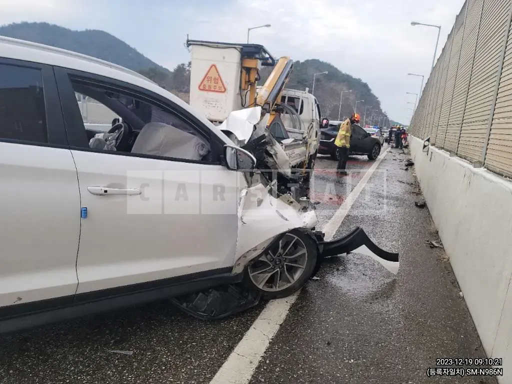 Photo 2 of 8: 2018 Hyundai Tucson, VIN KMHJ381ABJU790379 — Korean insurance auction