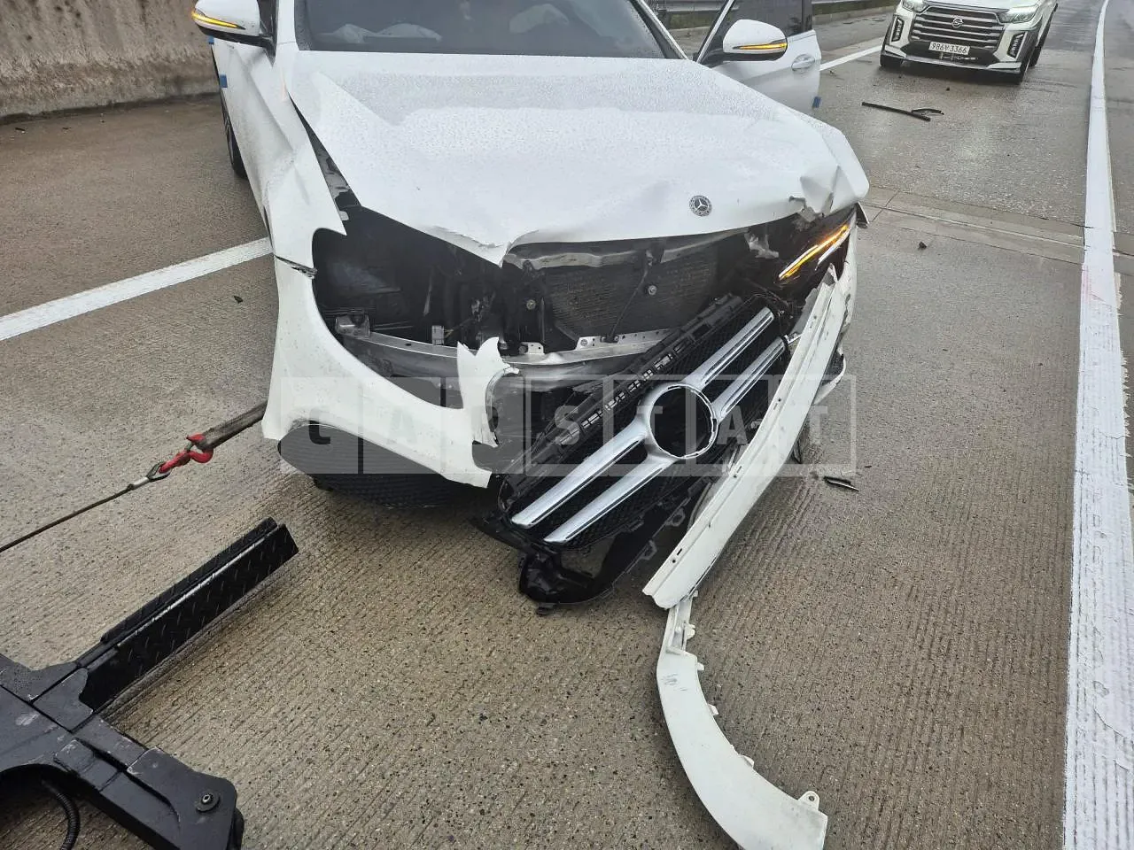 Photo 2 of 8: 2018 Mercedes-Benz E300, VIN WDDZF4JB0KA522952 — Korean insurance auction