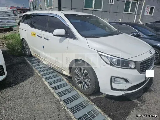 Photo 2 of 13: 2019 Kia Carnival — Korean insurance auction