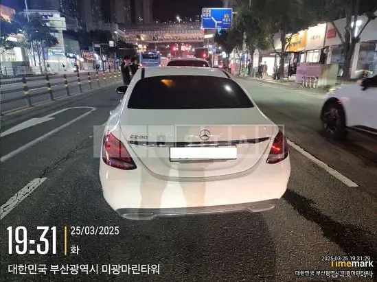 Photo 2 of 3: 2015 Mercedes-Benz C 200 — Korean insurance auction
