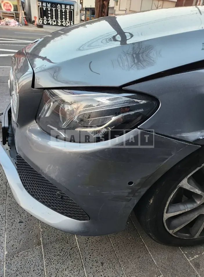 Photo 2 of 18: 2019 Mercedes-Benz E 300 4Matic, VIN WDDZF4KB6KA528785 — Korean insurance auction