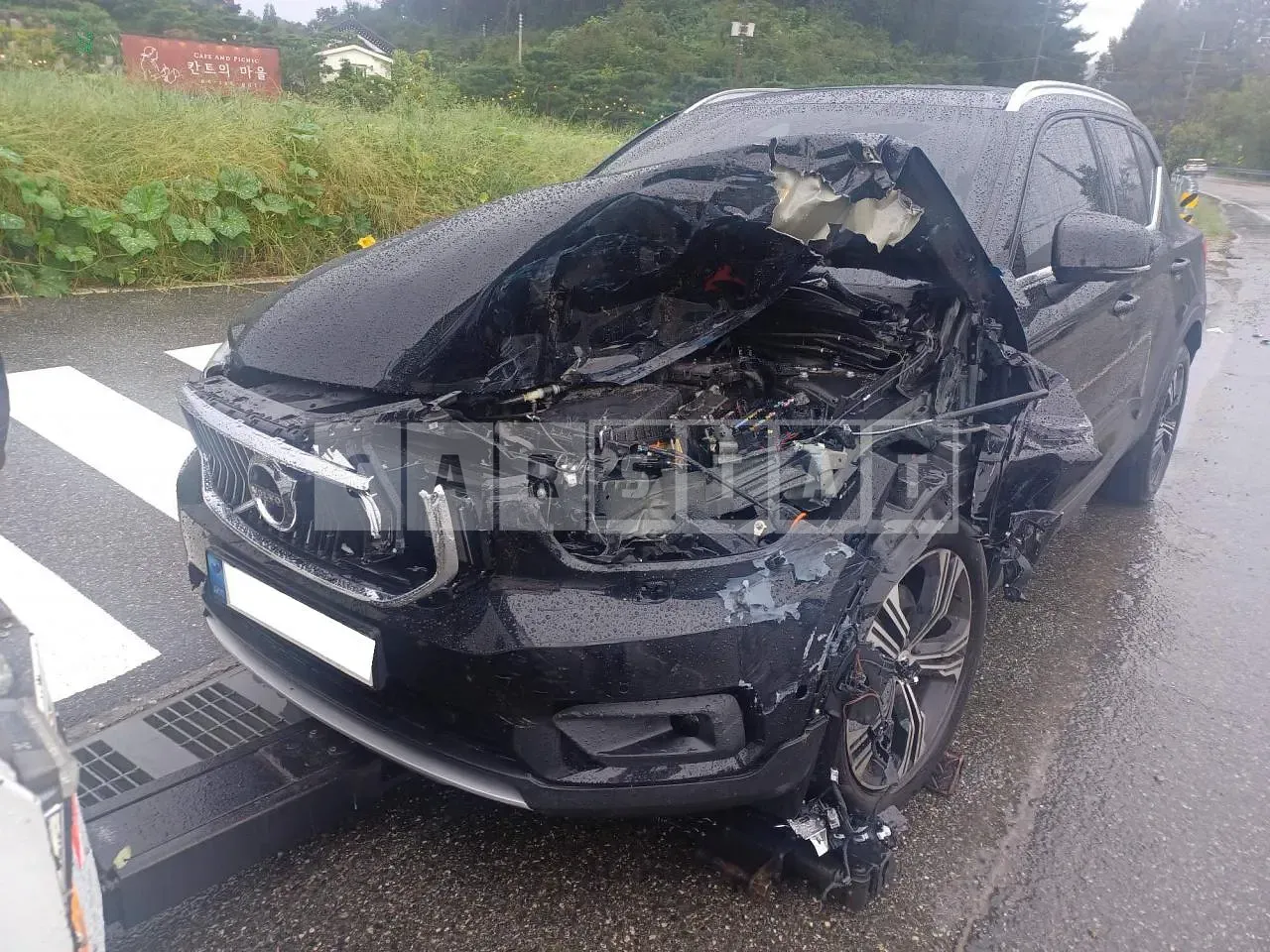 Photo 2 of 10: 2021 Volvo XC40B4 AWD, VIN YV1XZK92CM2534153 — Korean insurance auction