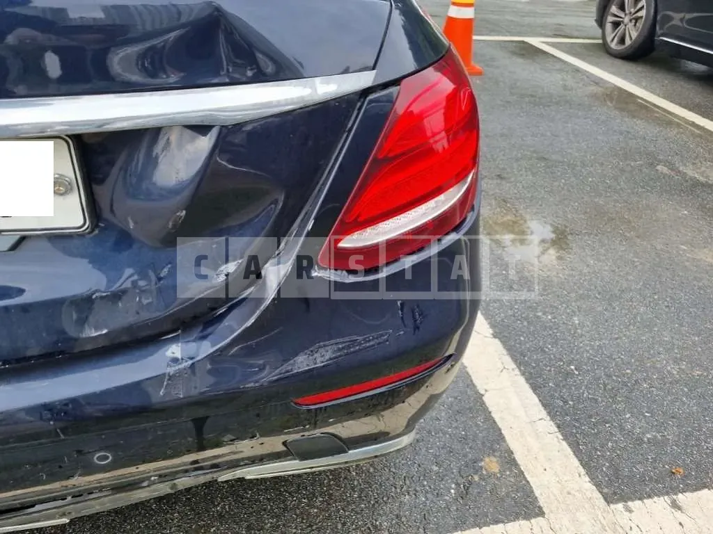 Photo 2 of 23: 2018 Mercedes-Benz E 200, VIN WDDZF4CB7JA403372 — Korean insurance auction