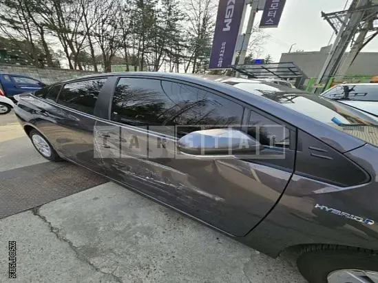 Photo 2 of 15: 2017 Toyota Prius — Korean insurance auction